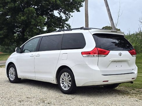 Used 2012 Toyota Sienna XLE w/ Entertainment Pkg FWD image 4
