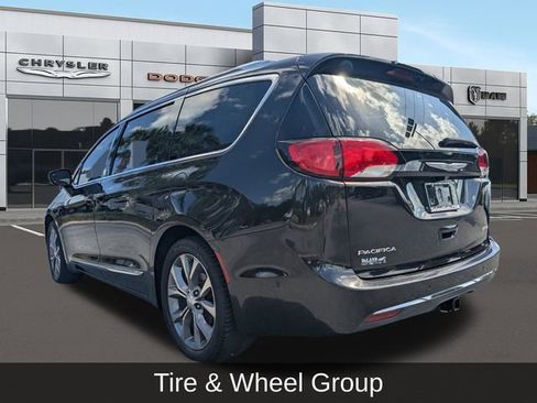Used 2018 Chrysler Pacifica Limited w/ Tire & Wheel Group FWD image 5