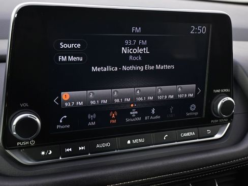 Used 2025 Nissan Rogue SV image 28