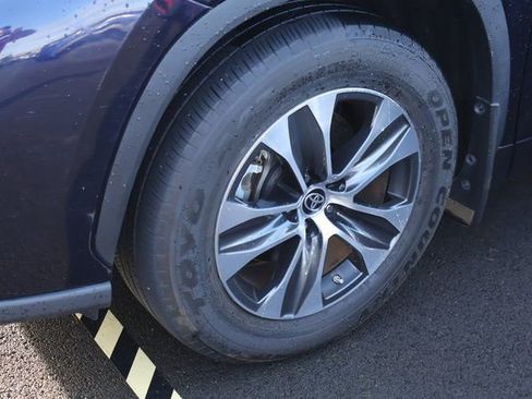 Used 2022 Toyota Highlander XLE image 11