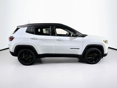 Used 2022 Jeep Compass Latitude w/ Sun and Sound Group AWD/4WD image 4