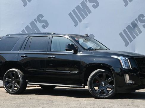 Used 2016 Cadillac Escalade Luxury RWD image 3