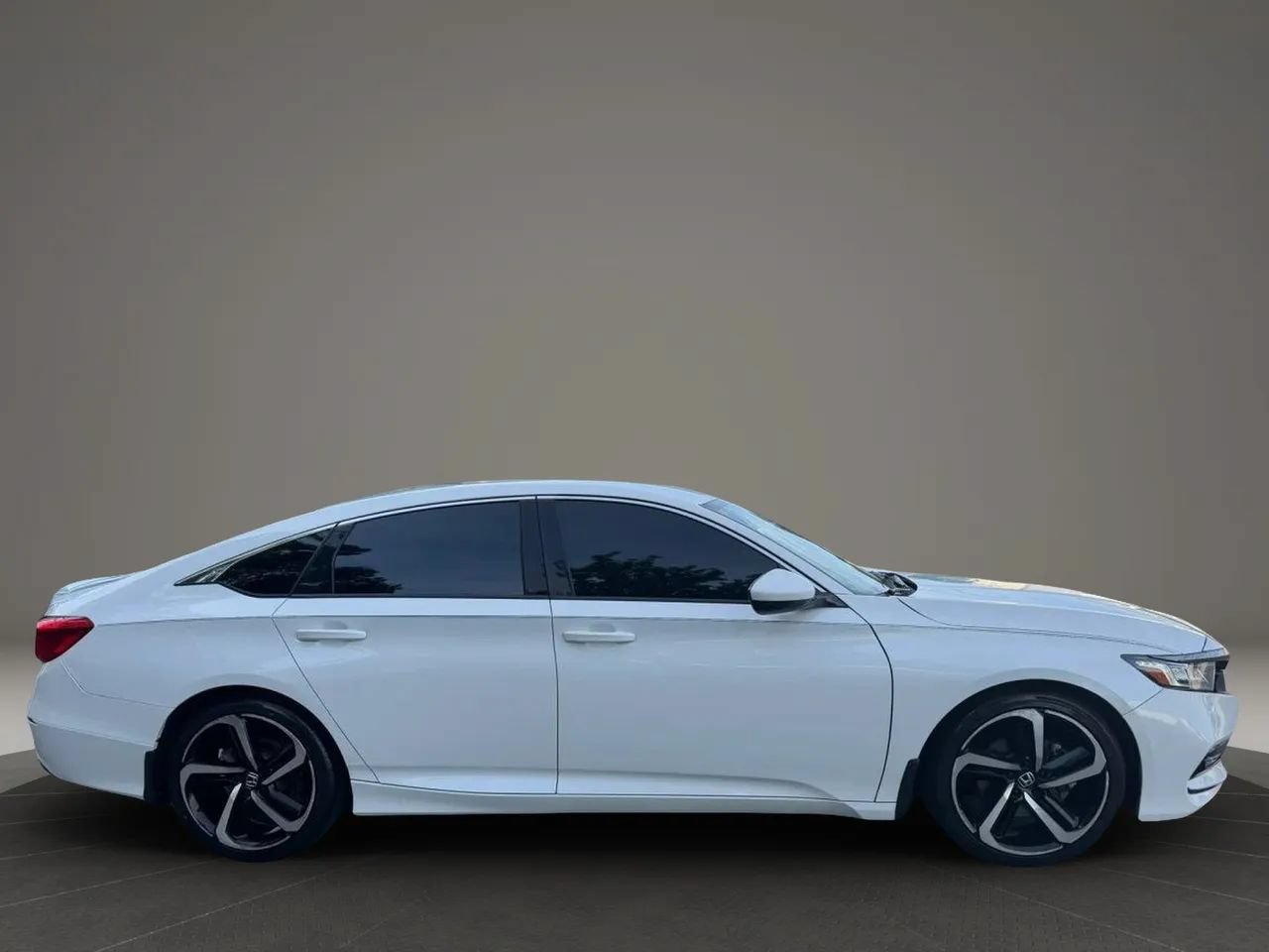Used 2019 Honda Accord Sport image 2