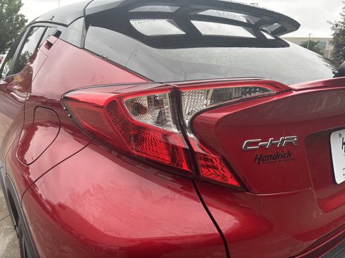 Used 2020 Toyota C-HR XLE FWD image 12