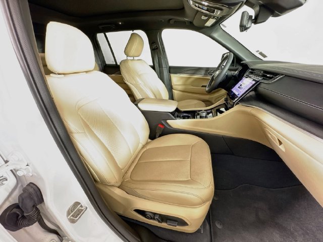 Used 2023 Jeep Grand Cherokee Limited w/ Luxury Tech Group II AWD/4WD image 35