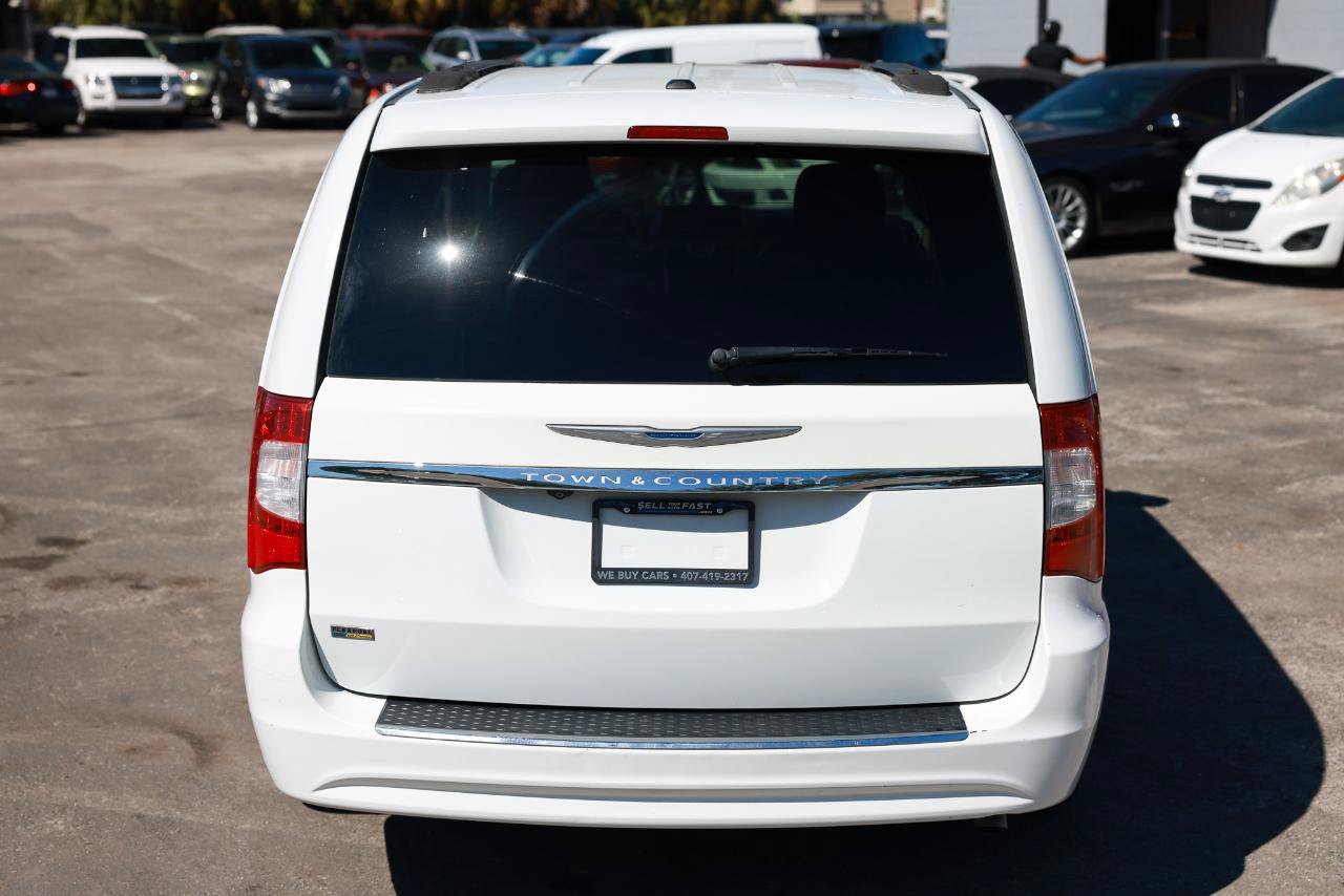 Used 2015 Chrysler Town & Country Touring FWD image 9