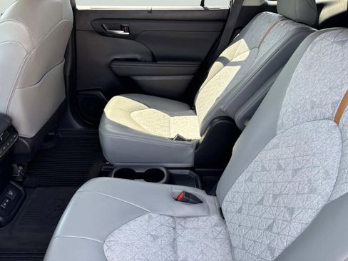 Used 2023 Toyota Highlander Bronze Edition AWD/4WD image 15
