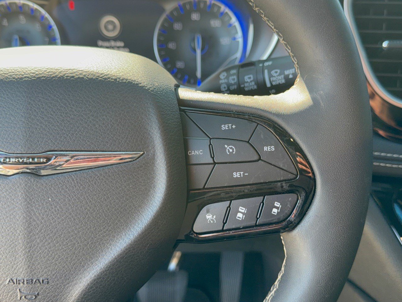 Used 2025 Chrysler Pacifica Limited FWD image 19