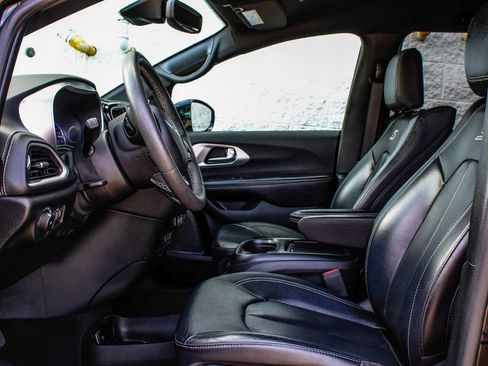 Used 2022 Chrysler Pacifica Touring-L w/ Uconnect Theater Family Group FWD image 30