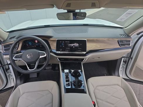 Used 2024 Volkswagen Atlas SE w/ Panoramic Sunroof Package FWD image 15