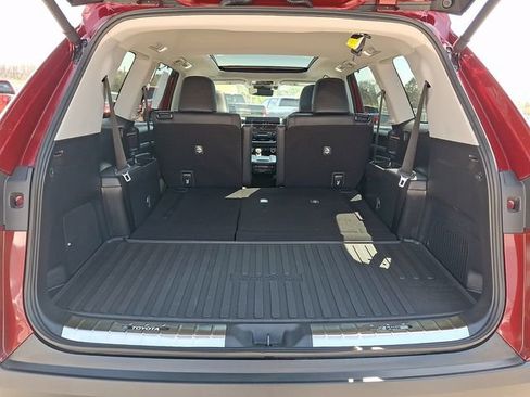 Used 2025 Toyota Grand Highlander AWD image 33