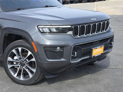 Certified 2022 Jeep Grand Cherokee Overland w/ Luxury Tech Group IV AWD/4WD image 2