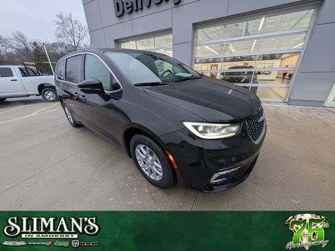 New 2026 Chrysler Pacifica Select image 1