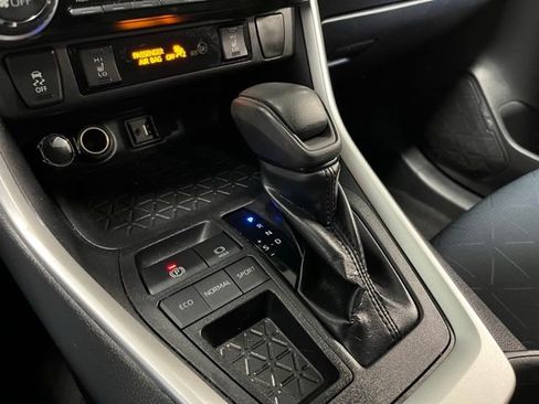 Used 2019 Toyota RAV4 XLE w/ Convenience Package FWD image 25