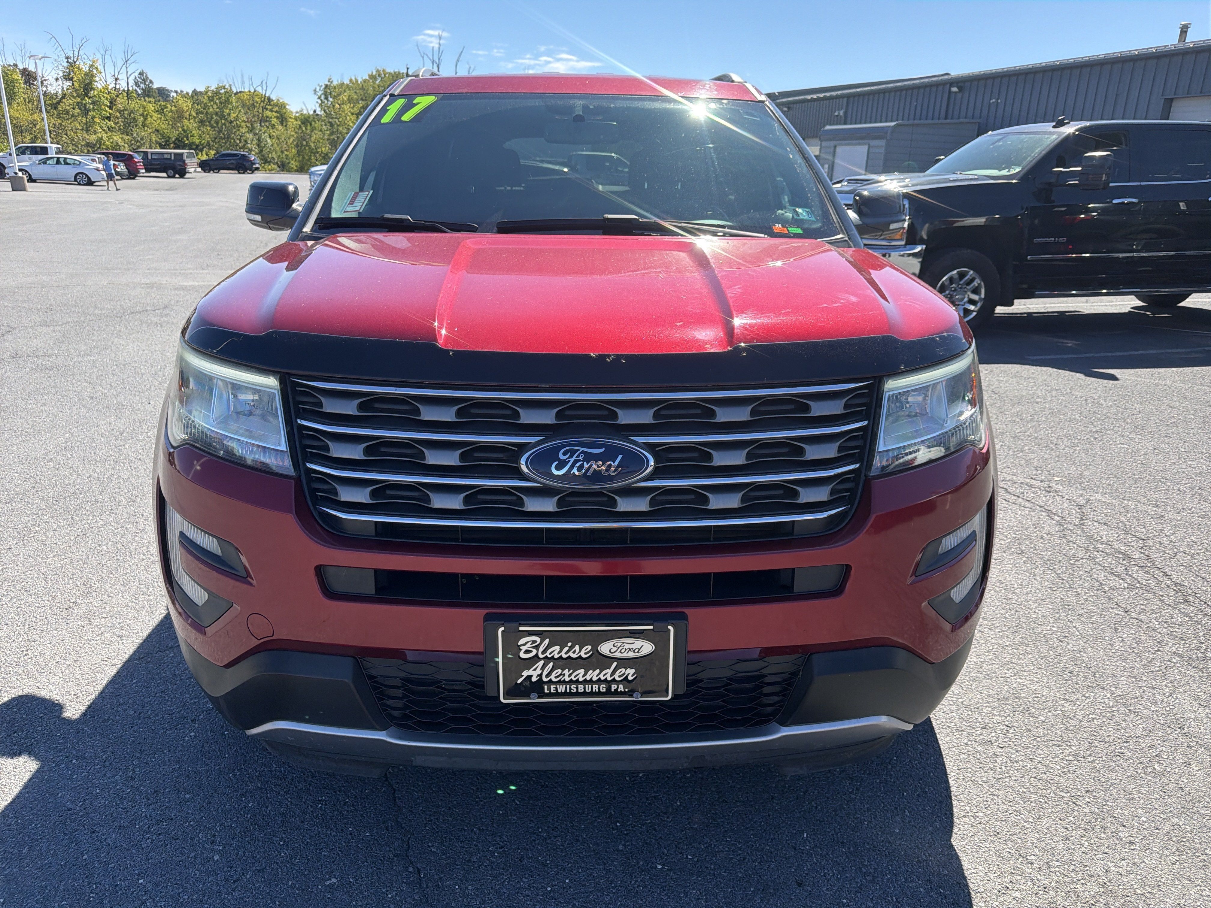 Used 2017 Ford Explorer XLT w/ Equipment Group 201A AWD/4WD image 9
