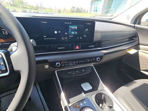 New 2026 Kia Carnival EX FWD image 11