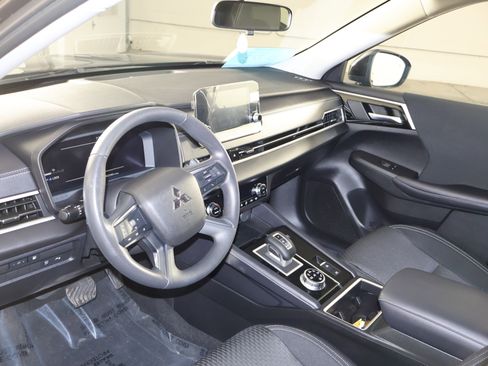 Used 2025 Mitsubishi Outlander ES image 2