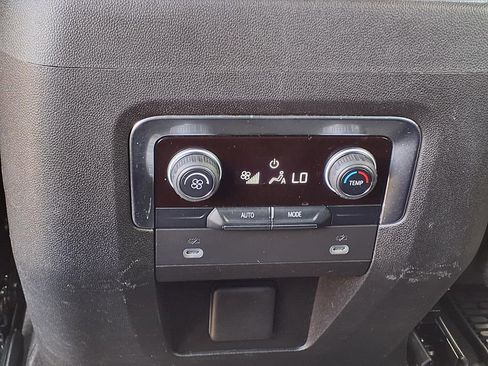 Used 2022 Chevrolet Suburban LT RWD image 16
