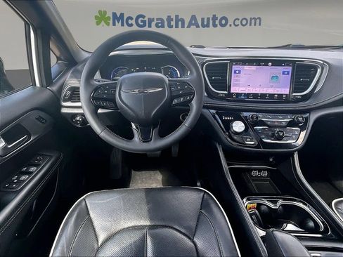 Used 2023 Chrysler Pacifica Limited w/ Uconnect Theater Family Group FWD image 10