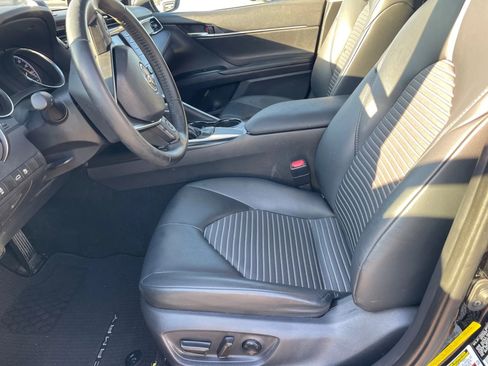 Used 2018 Toyota Camry SE w/ Convenience Package FWD image 17