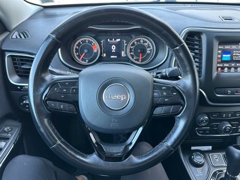 Used 2019 Jeep Cherokee Latitude Plus AWD/4WD image 2