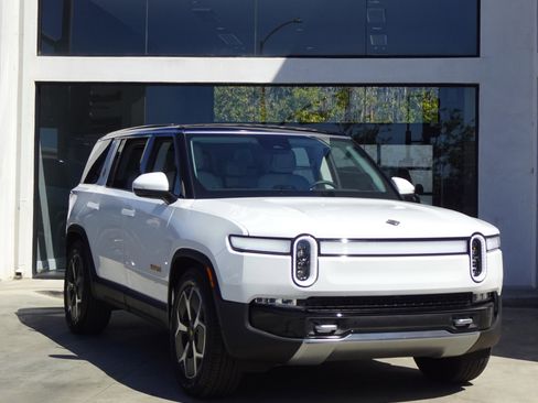 Used 2024 Rivian R1S Adventure image 10