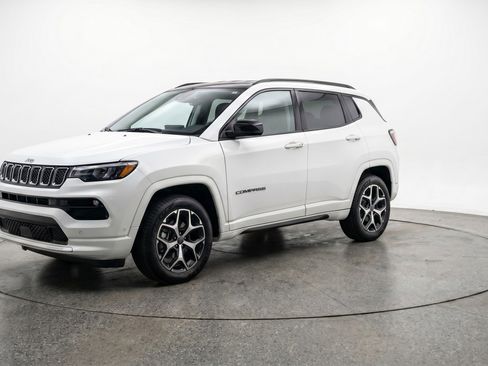 Used 2025 Jeep Compass Limited AWD/4WD image 3