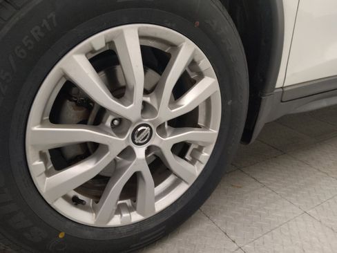 Used 2017 Nissan Rogue SV AWD/4WD image 31