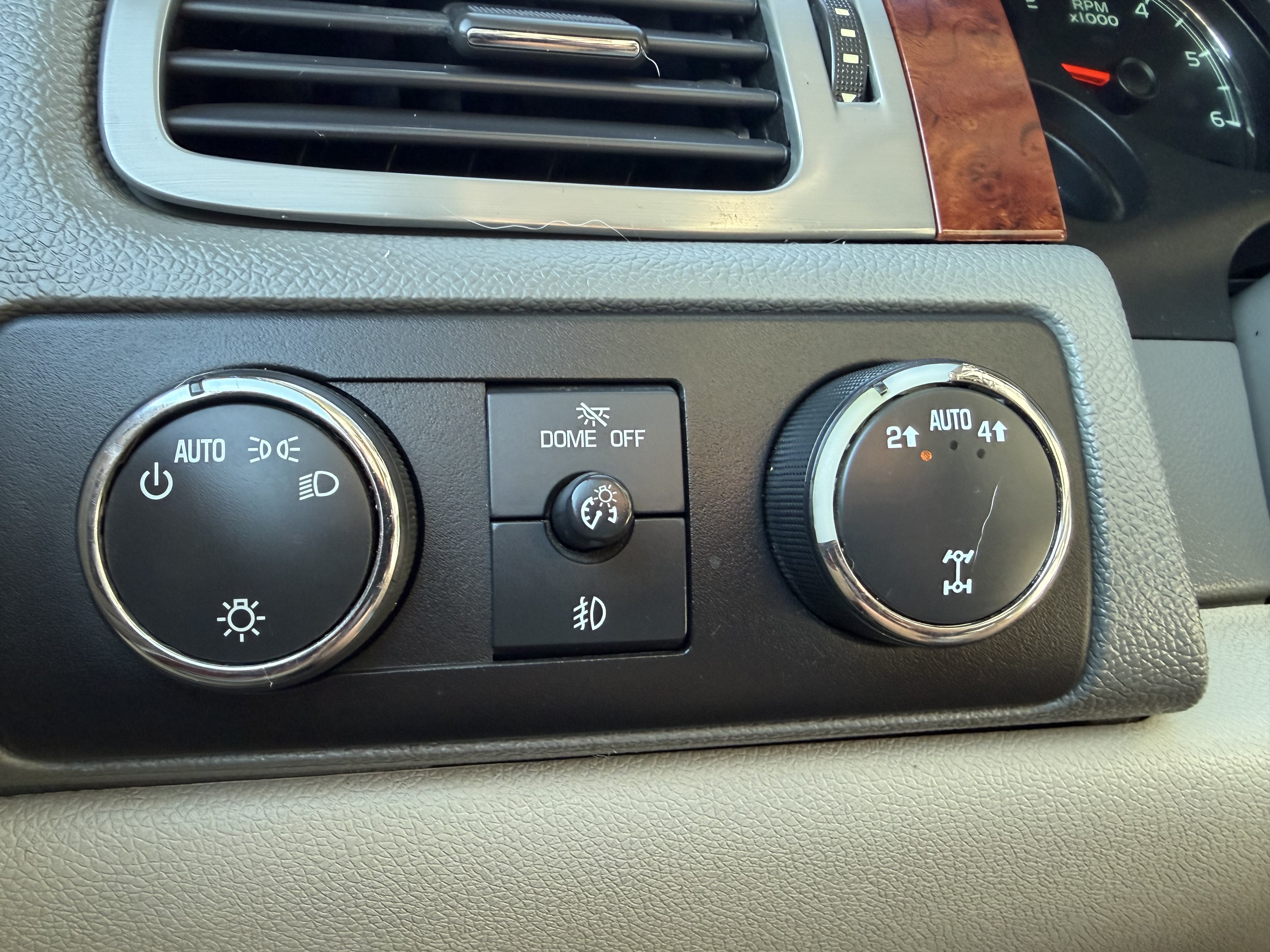 Used 2012 GMC Yukon SLT w/ SLT-2 Equipment Package AWD/4WD image 23
