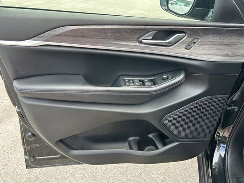 Used 2024 Jeep Grand Cherokee L Limited image 17