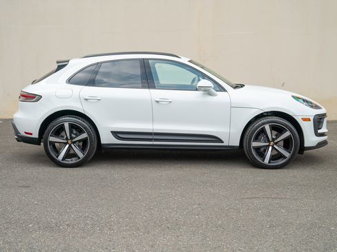 Certified 2025 Porsche Macan image 8