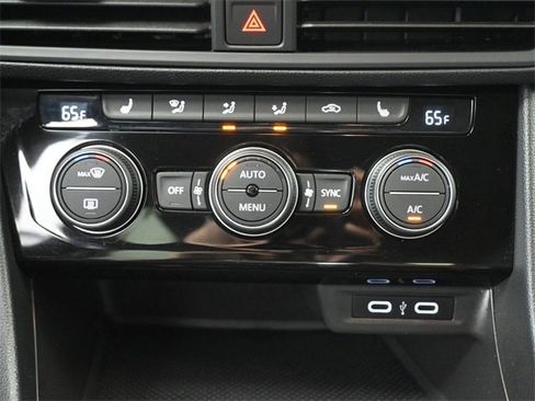 Certified 2022 Volkswagen Jetta SE image 9