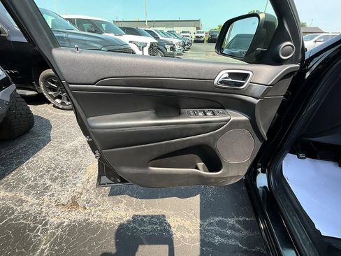 Used 2017 Jeep Grand Cherokee Altitude AWD/4WD image 13