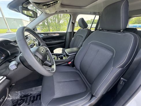 Used 2023 Jeep Grand Cherokee Laredo w/ Luxury Tech Group I AWD/4WD image 11