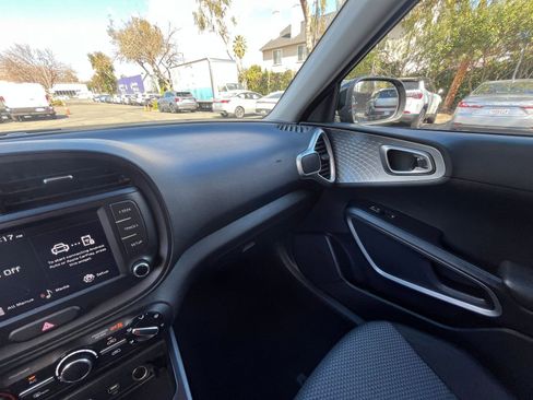 Used 2025 Kia Soul LX w/ LX Technology Package image 33