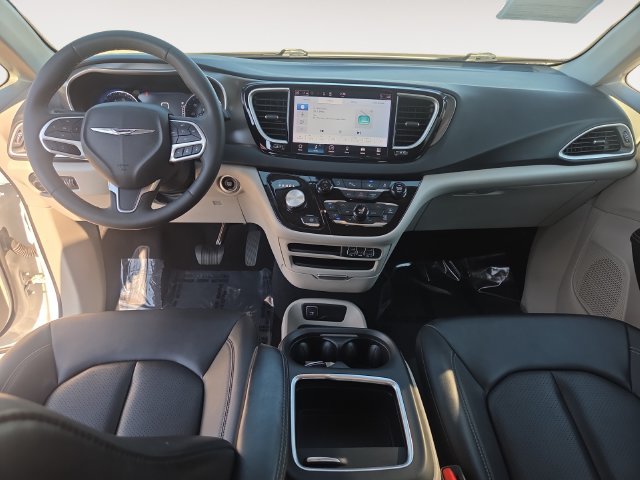 Used 2024 Chrysler Pacifica Touring-L FWD image 10