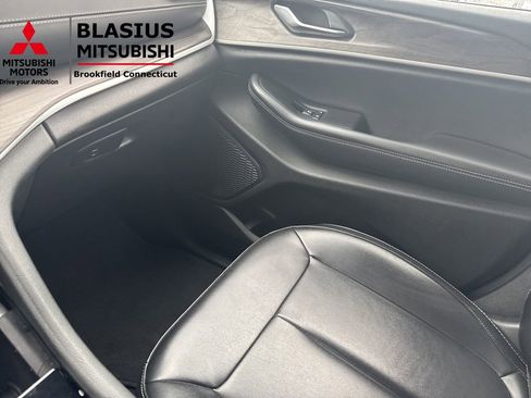 Used 2023 Jeep Grand Cherokee L Limited w/ Black Appearance Package image 31