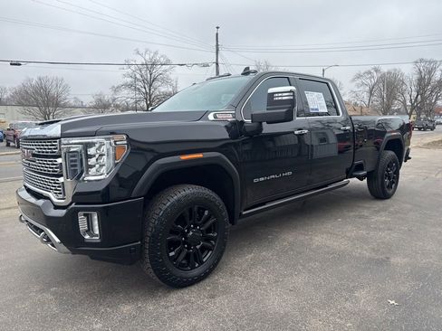 Used 2023 GMC Sierra 3500 Denali w/ Denali Black Diamond Edition AWD/4WD image 3