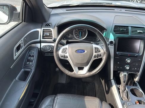 Used 2014 Ford Explorer XLT w/ Equipment Group 202A AWD/4WD image 27