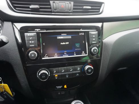 Used 2019 Nissan Rogue Sport S image 14