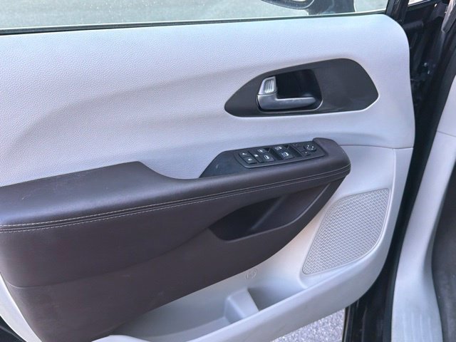 Used 2019 Chrysler Pacifica Touring-L w/ Advanced Safetytec Group FWD image 20