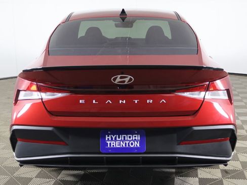 Used 2025 Hyundai Elantra Sport FWD image 11