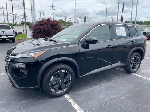 Used 2024 Nissan Rogue SV AWD/4WD image 2