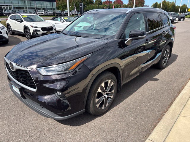 Used 2021 Toyota Highlander XLE AWD/4WD image 3
