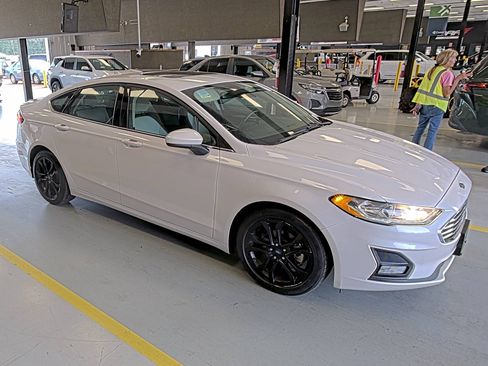 Used 2019 Ford Fusion SE w/ Equipment Group 151A FWD image 6