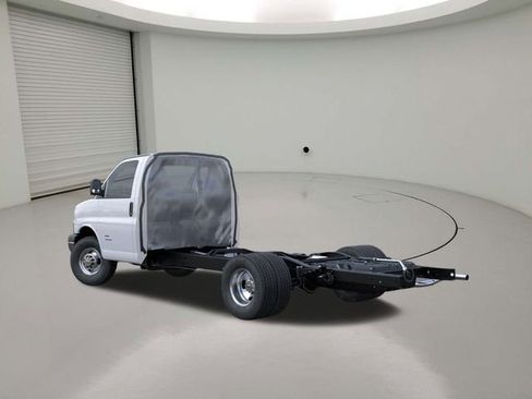 New 2026 Chevrolet Express 4500 4500 Series w/ Power Convenience Package image 3