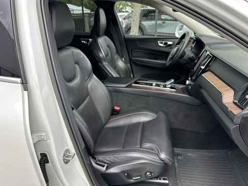 Used 2023 Volvo XC60 B5 Ultimate w/ Protection Package Premier FWD image 9