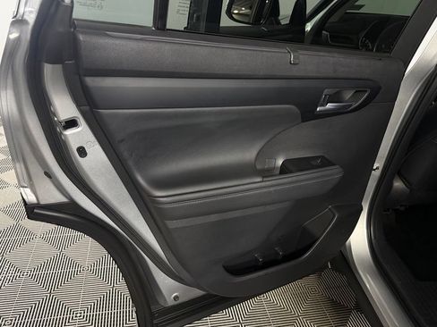Used 2025 Toyota Highlander XLE FWD image 29