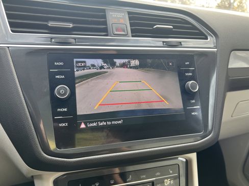 Certified 2023 Volkswagen Tiguan SE w/ Panoramic Sunroof Package image 23