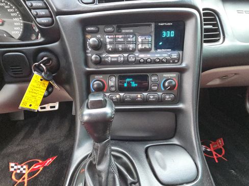 Used 2000 Chevrolet Corvette Convertible w/ Performance Handling Pkg image 22